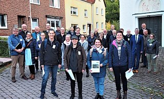 Mit einem beachtlichen Gefolge machte sich die mit (vorne v. l.) Szabolcs Bèrczi, Zlatica Csontos imo?áková, Tanja Mayer und Lisa Angela Landert besetzte Fachjury auf den Weg durch das Eggedorf Himmighausen. - Josef Köhne Mit einem beachtlichen Gefolge machte sich die mit (vorne v. l.) Szabolcs Bèrczi, Zlatica Csontos imo?áková, Tanja Mayer und Lisa Angela Landert besetzte Fachjury auf den Weg durch das Eggedorf Himmighausen. - Josef Köhne