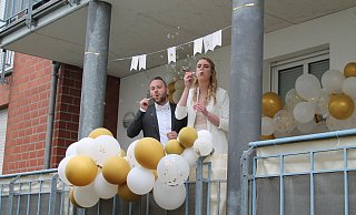 Für das Brautpaar Jennifer und Christian Zinneker war es ein ganz besonderer Tag. Sie hatten ganz coronakonform ihre Liebsten dabei - mit viel Abstand. - Ariane Zinneker Für das Brautpaar Jennifer und Christian Zinneker war es ein ganz besonderer Tag. Sie hatten ganz coronakonform ihre Liebsten dabei - mit viel Abstand. - Ariane Zinneker