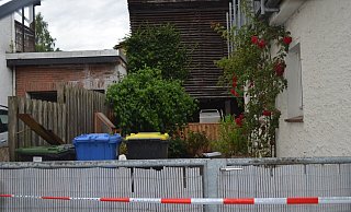 In diesem Hinterhof an der Linnenstraße in Bruchhausen ist es zu dem Unglück gekommen. Der Unglücksort ist noch durch Flatterband der Polizei abgesperrt. - Nicole Fischer In diesem Hinterhof an der Linnenstraße in Bruchhausen ist es zu dem Unglück gekommen. Der Unglücksort ist noch durch Flatterband der Polizei abgesperrt. - Nicole Fischer