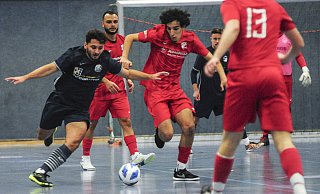 Brakes Cengiz Can Zafer (l.) zieht hier locker an Gadderbaums Achraf El Ayadi vorbei.n - © Jörg Dieckmann - www. dieckmann-fotodesign.de Brakes Cengiz Can Zafer (l.) zieht hier locker an Gadderbaums Achraf El Ayadi vorbei.n - © Jörg Dieckmann - www. dieckmann-fotodesign.de