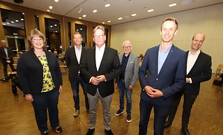 Im Kreis der Neuen: Der Stadtverbandsvorsitzende Klaus Dirks (Mitte) gibt sein Amt ab. In den neuen Vorstand werden gewählt: Astrid Zellermann (Mitgliederbeauftragte, v.l.), Marcel Hassenewert (stellvertretender Vorsitzender), Wolfgang Gerbig (Schriftführer), Maik Dück (Vorsitzender) und Michael Brechmann (stellvertretender Schriftführer) - Sigurd Gringel Im Kreis der Neuen: Der Stadtverbandsvorsitzende Klaus Dirks (Mitte) gibt sein Amt ab. In den neuen Vorstand werden gewählt: Astrid Zellermann (Mitgliederbeauftragte, v.l.), Marcel Hassenewert (stellvertretender Vorsitzender), Wolfgang Gerbig (Schriftführer), Maik Dück (Vorsitzender) und Michael Brechmann (stellvertretender Schriftführer) - Sigurd Gringel