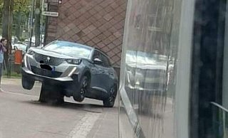 Der "Umfahrstein" in Holzminden hat in diesem Peugeot ein neues Opfer gefunden. - privat Der "Umfahrstein" in Holzminden hat in diesem Peugeot ein neues Opfer gefunden. - privat