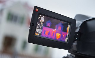 Eine Spezialkamera zeigt, wo ein Haus Wärme verliert und gedämmt werden muss. - Tobias Hase Eine Spezialkamera zeigt, wo ein Haus Wärme verliert und gedämmt werden muss. - Tobias Hase