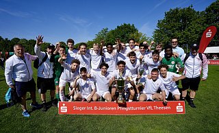 Der Nachwuchs des FC Winterthur holte sich beim 48. Pfingstturnier des VfL Theesen den Pott. - Peter Unger Der Nachwuchs des FC Winterthur holte sich beim 48. Pfingstturnier des VfL Theesen den Pott. - Peter Unger