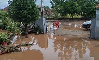 Der Dauerregen hat das Grundstück unter Wasser gesetzt - privat Der Dauerregen hat das Grundstück unter Wasser gesetzt - privat