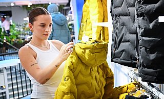 Intersport-Mitarbeiterin Susanna Schmidt zeigt in Bielefeld schon einmal die Mode für kältere Tage. - BARBARA FRANKE Intersport-Mitarbeiterin Susanna Schmidt zeigt in Bielefeld schon einmal die Mode für kältere Tage. - BARBARA FRANKE