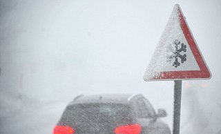 Schneefall und Glätte überraschten die Autofahrer im Hochstift. - Symbolbild: Puchner / picture alliance / dpa Schneefall und Glätte überraschten die Autofahrer im Hochstift. - Symbolbild: Puchner / picture alliance / dpa