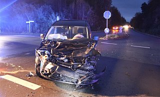 Der VW einer 29-jährigen Fahrerin rutschte gegen den Kraftstofftank eines kreuzenden Lastkraftwagens. Foto: Polizei Minden-Lübbecke - Polizei Minden-Lübbecke Der VW einer 29-jährigen Fahrerin rutschte gegen den Kraftstofftank eines kreuzenden Lastkraftwagens. Foto: Polizei Minden-Lübbecke - Polizei Minden-Lübbecke
