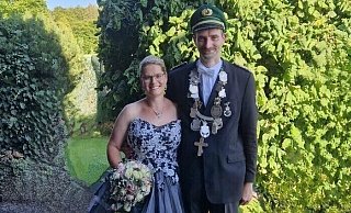 Arno und Helga Lauterbach sind das neue Königspaar in Bleiwäsche. - Heimatschutzverein Arno und Helga Lauterbach sind das neue Königspaar in Bleiwäsche. - Heimatschutzverein