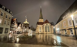 Selbst bei Dunkelheit und Regen macht der Platz etwas her. Wenn die Temperaturen wärmer werden, kehrt das Leben zurück und es stehen auch wieder Stühle, Tische und Schirme vor dem Kupferherz - und jetzt auch vor der neuen Weinbar. - Natalie Gottwald Selbst bei Dunkelheit und Regen macht der Platz etwas her. Wenn die Temperaturen wärmer werden, kehrt das Leben zurück und es stehen auch wieder Stühle, Tische und Schirme vor dem Kupferherz - und jetzt auch vor der neuen Weinbar. - Natalie Gottwald