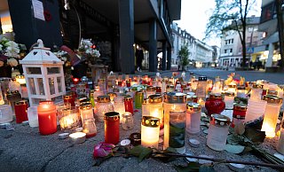 Nach Bekanntwerden des gewaltsamen Todes des 30-jährigen Paderborners sind am Tatort in der Marienstraße zahlreiche Kerzen zum Gedenken platziert worden. - Niklas Tüns Nach Bekanntwerden des gewaltsamen Todes des 30-jährigen Paderborners sind am Tatort in der Marienstraße zahlreiche Kerzen zum Gedenken platziert worden. - Niklas Tüns