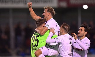 Nach der Entscheidung gibt es für den SC Verl kein Halten mehr: Der Drittligist besiegt den SC Wiedenbrück im Westfalenpokal-Derby im Elfmeterschießen. - Jens Dünhölter Nach der Entscheidung gibt es für den SC Verl kein Halten mehr: Der Drittligist besiegt den SC Wiedenbrück im Westfalenpokal-Derby im Elfmeterschießen. - Jens Dünhölter