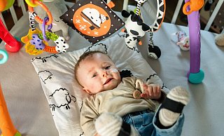 Ein zufriedenes, kleines Baby: Seinen Spielebogen findet Sam (1) ganz besonders spannend. 14 Wochen zu früh kam er vor rund einem Jahr auf die Welt, hat sich seitdem aber gut entwickelt. - Lena Henning Ein zufriedenes, kleines Baby: Seinen Spielebogen findet Sam (1) ganz besonders spannend. 14 Wochen zu früh kam er vor rund einem Jahr auf die Welt, hat sich seitdem aber gut entwickelt. - Lena Henning