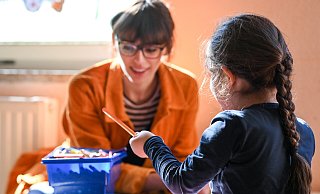 In Freizeiteinrichtungen für finanziell benachteiligte Kinder gehen häufig Jungen und Mädchen mit Migrationshintergrund. - picture alliance/dpa/dpa-Zentralbild | Jens Kalaene In Freizeiteinrichtungen für finanziell benachteiligte Kinder gehen häufig Jungen und Mädchen mit Migrationshintergrund. - picture alliance/dpa/dpa-Zentralbild | Jens Kalaene