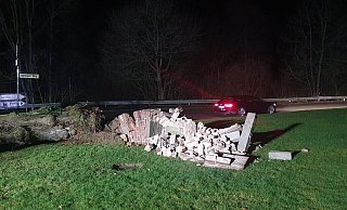 Das zerstörte Heiligenhäuschen am Natinger Weg. - Feuerwehr Das zerstörte Heiligenhäuschen am Natinger Weg. - Feuerwehr