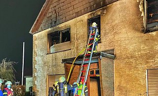 Das Gebäude in Natingen war durch das Feuer sichtlich schwer beschädigt worden. - Freiwillige Feuerwehr Borgentreich Das Gebäude in Natingen war durch das Feuer sichtlich schwer beschädigt worden. - Freiwillige Feuerwehr Borgentreich