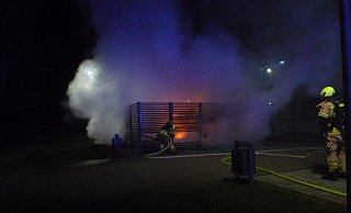Müllcontainer in einem Unterstand auf dem Schulgelände stehen in Flammen. - Feuerwehr Paderborn Müllcontainer in einem Unterstand auf dem Schulgelände stehen in Flammen. - Feuerwehr Paderborn