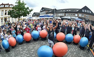 So soll es wieder werden: Buntes Treiben beim Ting 2019 mit Sportdarbietungen, Livemusik und Flohmarkt. Und vielen Besuchern. - Barbara Franke So soll es wieder werden: Buntes Treiben beim Ting 2019 mit Sportdarbietungen, Livemusik und Flohmarkt. Und vielen Besuchern. - Barbara Franke