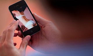 Ein Trend unter Jugendlichen: Es werden erotische Bilder verbreitet, etwa über das Smartphone in WhatsApp-Gruppen. Das ist strafbar. - Symbolfoto/Julian Stratenschulte/dpa Ein Trend unter Jugendlichen: Es werden erotische Bilder verbreitet, etwa über das Smartphone in WhatsApp-Gruppen. Das ist strafbar. - Symbolfoto/Julian Stratenschulte/dpa