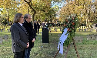Bürgermeister Norbert Morkes (vorn) verlas das Totengedenken. Der Theologe Rolf Wischnath hielt anschließend eine Rede, die heftige Reaktionen auslöste. - Stadt Gütersloh Bürgermeister Norbert Morkes (vorn) verlas das Totengedenken. Der Theologe Rolf Wischnath hielt anschließend eine Rede, die heftige Reaktionen auslöste. - Stadt Gütersloh