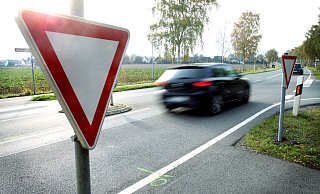 An der Mittelinsel der Ellerbuscher Straße müssen Autos künftig langsamer fahren. - Felix Eisele An der Mittelinsel der Ellerbuscher Straße müssen Autos künftig langsamer fahren. - Felix Eisele