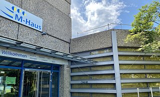 Die in die Außenfassade eingelassenen Fenster des M-Hauses der OPG sollen erhalten bleiben. Weil das Gebäude von innen gedämmt wird und der Lichteinfall bei den meisten Veranstaltungen stört, werden sie jedoch von innen abgedunkelt. - Phyllis Frieling Die in die Außenfassade eingelassenen Fenster des M-Hauses der OPG sollen erhalten bleiben. Weil das Gebäude von innen gedämmt wird und der Lichteinfall bei den meisten Veranstaltungen stört, werden sie jedoch von innen abgedunkelt. - Phyllis Frieling