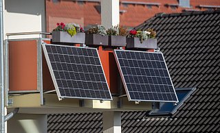 Passiert das Solarpaket I den Bundestag, wird es künftig einfacher sein, Solarmodule für ein Balkonkraftwerk zu installieren. - dpa/Stefan Sauer Passiert das Solarpaket I den Bundestag, wird es künftig einfacher sein, Solarmodule für ein Balkonkraftwerk zu installieren. - dpa/Stefan Sauer