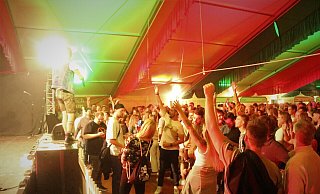 Im Annenzelt geht die Post ab, an Coronaabstand ist bei der Party natürlich nicht mehr zu denken. - Burkhard Battran Im Annenzelt geht die Post ab, an Coronaabstand ist bei der Party natürlich nicht mehr zu denken. - Burkhard Battran