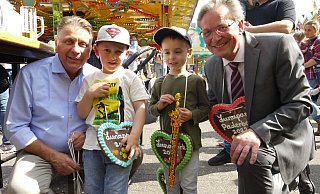 Der Vorsitzende des Paderborner Schaustellervereins Hans-Otto Bröckling (l.) und Bürgermeister Michael Dreier verteilen nach der Eröffnung des Lunaparks Lebkuchen-Herzen an die Kinder. Hier freuen sich Milan (l.) und Elias aus Paderborn. - Lisa Richter Der Vorsitzende des Paderborner Schaustellervereins Hans-Otto Bröckling (l.) und Bürgermeister Michael Dreier verteilen nach der Eröffnung des Lunaparks Lebkuchen-Herzen an die Kinder. Hier freuen sich Milan (l.) und Elias aus Paderborn. - Lisa Richter