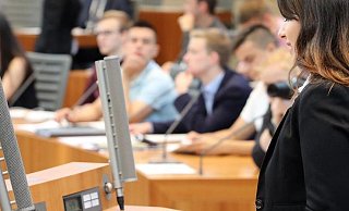 Beim Jugendlandtag werden die Abgeordneten durch Jugendliche im Alter von 18 bis 20 Jahren vertreten. - NRW-Landtag Beim Jugendlandtag werden die Abgeordneten durch Jugendliche im Alter von 18 bis 20 Jahren vertreten. - NRW-Landtag