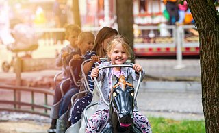 Im Safariland gibt es mehr als 30 Fahrgeschäfte, die tagtäglich intensiv gewartet werden. Dazu gehört jeden Morgen, bevor die Tore des Parks geöffnet werden, eine Probefahrt. - Safariland Im Safariland gibt es mehr als 30 Fahrgeschäfte, die tagtäglich intensiv gewartet werden. Dazu gehört jeden Morgen, bevor die Tore des Parks geöffnet werden, eine Probefahrt. - Safariland