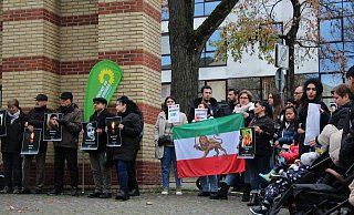 Viele Iranerinnen und Iraner sind am internationalen Tag gegen Gewalt an Frauen vor der alten Synagoge zusammengetroffen. - Anna-Lena Hinder Viele Iranerinnen und Iraner sind am internationalen Tag gegen Gewalt an Frauen vor der alten Synagoge zusammengetroffen. - Anna-Lena Hinder