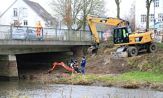 An den Brückenpfeilern werden die Sedimente ausgebaggert, die sich in den vergangenen Jahren dort angesammelt haben. Sie hatten den Flusslauf der Emmer dort jüngst erschwert. - Madita Schellenberg An den Brückenpfeilern werden die Sedimente ausgebaggert, die sich in den vergangenen Jahren dort angesammelt haben. Sie hatten den Flusslauf der Emmer dort jüngst erschwert. - Madita Schellenberg
