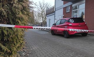 Der Tatort am Morgen nach den Schüssen: Gegen einen 67-Jährigen aus Beverungen wird ab Juli wegen versuchten Mordes in Tateinheit mit gefährlicher Körperverletzung verhandelt. - Svenja Ludwig Der Tatort am Morgen nach den Schüssen: Gegen einen 67-Jährigen aus Beverungen wird ab Juli wegen versuchten Mordes in Tateinheit mit gefährlicher Körperverletzung verhandelt. - Svenja Ludwig