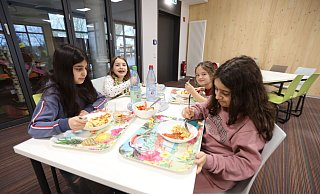 Im September 2022 wurde die neue Mensa der Grundschule Dehme eingeweiht. In dem Multifunktionsraum können die Kinder aus der Ganztagsbetreuung in gemütlicher und ruhiger Atmosphäre essen. - Nicole Sielermann Im September 2022 wurde die neue Mensa der Grundschule Dehme eingeweiht. In dem Multifunktionsraum können die Kinder aus der Ganztagsbetreuung in gemütlicher und ruhiger Atmosphäre essen. - Nicole Sielermann