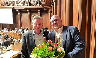 Auf gute Zusammenarbeit: Bürgermeister Tim Kähler (l.) mit seinem neu gewählten zweiten Stellvertreter Thomas Bischoff (SPD). - Natalie Gottwald Auf gute Zusammenarbeit: Bürgermeister Tim Kähler (l.) mit seinem neu gewählten zweiten Stellvertreter Thomas Bischoff (SPD). - Natalie Gottwald