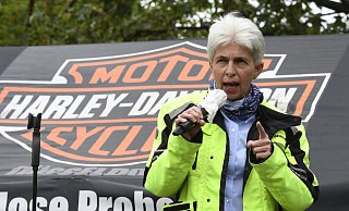 Die FDP-Bundestagsabgeordnete Marie-Agnes Strack-Zimmermann, hier bei einem Treffen von Motorradfahrern. (Archivfoto) - picture alliance/dpa Die FDP-Bundestagsabgeordnete Marie-Agnes Strack-Zimmermann, hier bei einem Treffen von Motorradfahrern. (Archivfoto) - picture alliance/dpa