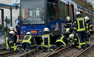 Feuerwehrkräfte mussten die aus dem Gleis gesprungene Bahn mit Hilfe von Hydraulik-Technik wieder auf die Schienen heben. - Christian Mathiesen Feuerwehrkräfte mussten die aus dem Gleis gesprungene Bahn mit Hilfe von Hydraulik-Technik wieder auf die Schienen heben. - Christian Mathiesen