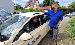 Thorsten Düe (r.) schließt zum Monatsende sein Taxiunternehmen und sagt Tschüss. - Uwe Pollmeier Thorsten Düe (r.) schließt zum Monatsende sein Taxiunternehmen und sagt Tschüss. - Uwe Pollmeier
