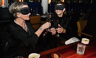 Sabine Hillemeier (l.) und Jana Becker prosten sich beim Dinner in the Dark zu. - Uwe Caspar Sabine Hillemeier (l.) und Jana Becker prosten sich beim Dinner in the Dark zu. - Uwe Caspar