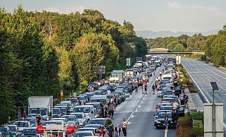 Ein Unfall mit mehreren beteiligten Autos sorgt für Behinderungen auf der A2 bei Bielefeld. - Paul Brinkmann Ein Unfall mit mehreren beteiligten Autos sorgt für Behinderungen auf der A2 bei Bielefeld. - Paul Brinkmann