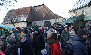 Viele Besucher bummeln am ersten Adventssonntag über den Markt in Henglarn. - Johannes Büttner Viele Besucher bummeln am ersten Adventssonntag über den Markt in Henglarn. - Johannes Büttner
