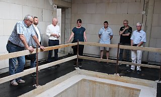 Die Mitglieder des Kreisausschusses für Schule und Kultur besichtigen die Bauarbeiten am Johannes-Falk-Haus. Hier soll ein Trampolinraum entstehen. - Susanne Blersch Die Mitglieder des Kreisausschusses für Schule und Kultur besichtigen die Bauarbeiten am Johannes-Falk-Haus. Hier soll ein Trampolinraum entstehen. - Susanne Blersch
