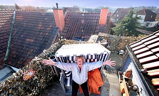 Nachdem aus dem Schornstein des Nachbarn kein stinkender Qualm mehr kommt, hat sich Marianne Fietzeck einen Strandkorb für ihre Dachterrasse gekauft. - Andreas Frücht Nachdem aus dem Schornstein des Nachbarn kein stinkender Qualm mehr kommt, hat sich Marianne Fietzeck einen Strandkorb für ihre Dachterrasse gekauft. - Andreas Frücht