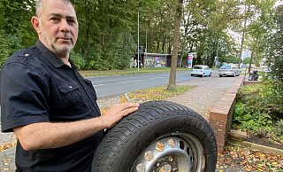 Jaafar Fakih ist sauer, denn immer wieder zerstören Unbekannte die Reifen der an der Steinstraße geparkten Autos. Nicht nur er, auch Nachbarn und Besucher sind betroffen. Noch hat er ein Ersatzrad parat. - Nicole Sielermann Jaafar Fakih ist sauer, denn immer wieder zerstören Unbekannte die Reifen der an der Steinstraße geparkten Autos. Nicht nur er, auch Nachbarn und Besucher sind betroffen. Noch hat er ein Ersatzrad parat. - Nicole Sielermann