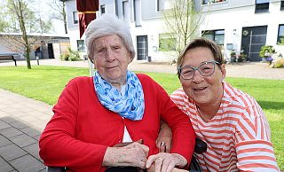 Wilhelmine Levenig, hier mit ihrer Tochter Bernadette, feiert ihren 100. Geburtstag. In der betreuten Wohngemeinschaft in Sudhagen fühlt sich sehr wohl. - Regina Brucksch Wilhelmine Levenig, hier mit ihrer Tochter Bernadette, feiert ihren 100. Geburtstag. In der betreuten Wohngemeinschaft in Sudhagen fühlt sich sehr wohl. - Regina Brucksch