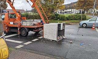 Die Arbeitsbühne krachte ungebremst auf die Straße. - Janina Schrader Die Arbeitsbühne krachte ungebremst auf die Straße. - Janina Schrader