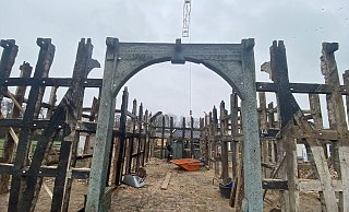 Das Haus wurde im Jahr 1813 gebaut. Geprägt ist dieser Teil des Gebäudes von einem Torbogen mit einer christlichen Inschrift. - Dirk Windmöller Das Haus wurde im Jahr 1813 gebaut. Geprägt ist dieser Teil des Gebäudes von einem Torbogen mit einer christlichen Inschrift. - Dirk Windmöller