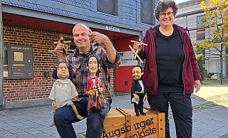 Hans Kautzmann und Christiane Hoffmann präsentieren drei der Marionetten, mit denen die Ausgburger Puppenkiste Kabarett bietet. Entschieden haben sie sich für Franz-Josef Strauß, für König Charles III. und für Luciano Pavarotti. - Marion Pokorra-Brockschmidt Hans Kautzmann und Christiane Hoffmann präsentieren drei der Marionetten, mit denen die Ausgburger Puppenkiste Kabarett bietet. Entschieden haben sie sich für Franz-Josef Strauß, für König Charles III. und für Luciano Pavarotti. - Marion Pokorra-Brockschmidt