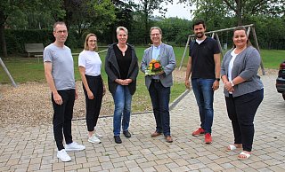 Der neue SPD-Kreisvorstand: Jürgen Unruhe (Steinheim, v. l.), Nora Wieners (Warburg), Jutta Robrecht (Brakel), der Vorsitzende Helmut Lensdorf (Marienmünster), Marcel Franzmann (Borgentreich) und Nadine Nolte (Bad Driburg). - Madita Schellenberg Der neue SPD-Kreisvorstand: Jürgen Unruhe (Steinheim, v. l.), Nora Wieners (Warburg), Jutta Robrecht (Brakel), der Vorsitzende Helmut Lensdorf (Marienmünster), Marcel Franzmann (Borgentreich) und Nadine Nolte (Bad Driburg). - Madita Schellenberg